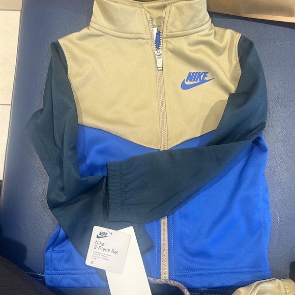 NWT BOYS 4T Nike Track Suit Set - Picture 3 of 3